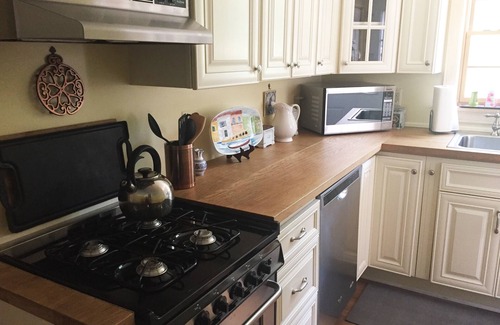 Island Heights Cottage | Cozy Cottage at the River - Historic CampMeeting Cottage, 1 Block from River