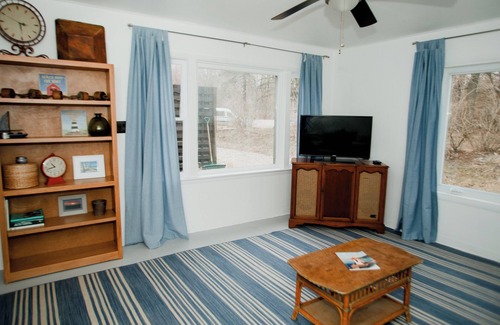 Shorewood-Tower Hills-Harbert Apartment | Cozy Cottage by Lake MI&Dunes w/Hot tub