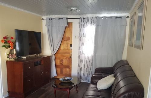 Oranjestad Cottage | Cozy Cottage | Close to the Haystack, in the middle of the island of Aruba.