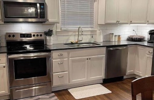 South Cleveland House | Cozy Cottage Downtown Cleveland