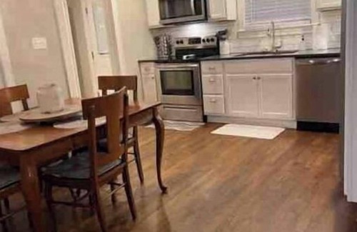 South Cleveland House | Cozy Cottage Downtown Cleveland