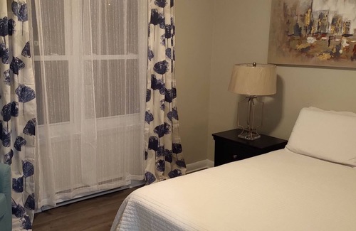North Bay House | Cozy cottage eating shopping lake, trails 1 min walk