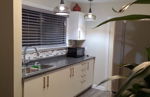 North Bay House | Cozy cottage eating shopping lake, trails 1 min walk