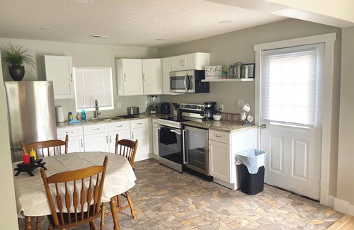 Leitchfield House | Cozy cottage home 2 bedroom 1 bathnn