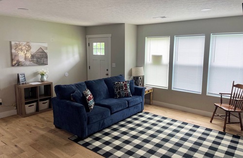 Leitchfield House | Cozy cottage home 2 bedroom 1 bathnn