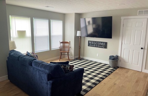 Leitchfield House | Cozy cottage home 2 bedroom 1 bathnn