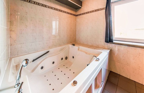 Ambly Cottage | Cozy Cottage in Ambly with Sauna