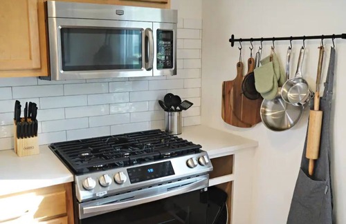 Groveland House | Cozy Cottage in East Peoria!