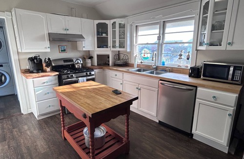 Hatteras House | Cozy cottage in Hatteras Village. Convenient to shopping, restaurants and beach.