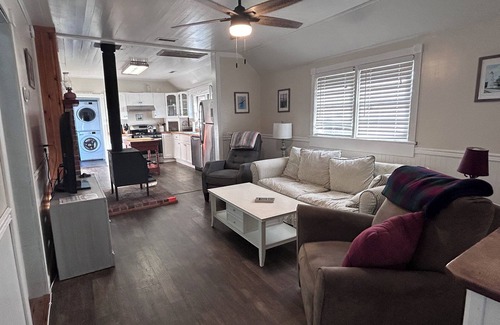 Hatteras House | Cozy cottage in Hatteras Village. Convenient to shopping, restaurants and beach.