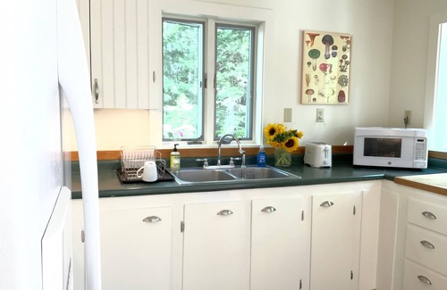 Lincolnville House | Cozy cottage in woodland setting near to hiking biking and lakes