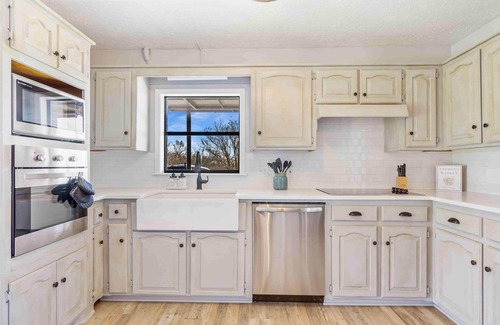 Weatherford House | Cozy Cottage just 15 Mins North of Downtown Weatherford!