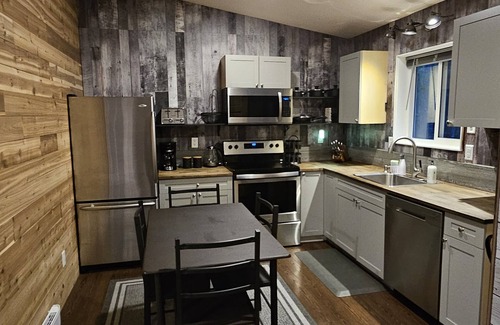 Regional District of Nanaimo Cottage | Cozy Cottage, Minutes from stunning waterfalls and beautiful beaches!