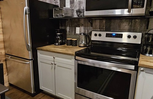 Regional District of Nanaimo Cottage | Cozy Cottage, Minutes from stunning waterfalls and beautiful beaches!