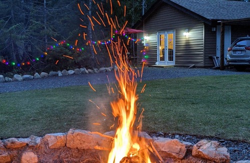 Regional District of Nanaimo Cottage | Cozy Cottage, Minutes from stunning waterfalls and beautiful beaches!