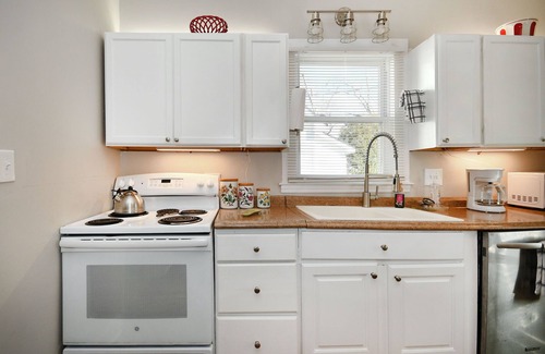 Dunean House | ✨ Cozy Cottage: Minutes from Main St. Fenced in Backyard! ✨