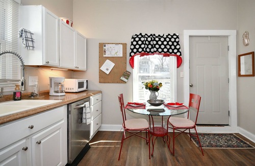 Dunean House | ✨ Cozy Cottage: Minutes from Main St. Fenced in Backyard! ✨