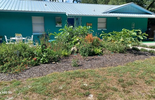 Homosassa Cottage | Cozy cottage nestled on a quiet street. Plenty of parking space .