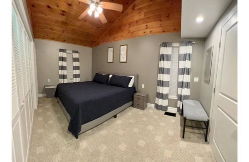 Watertown House | Cozy Cottage next to Thompson Park