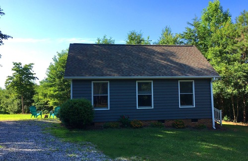 Caroleen Cottage | Cozy Cottage on 15 Acres of Forest Land. 15 min from the TIEC