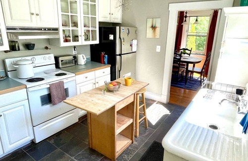 Warm Springs Cottage | Cozy cottage on the hill in the heart of Warm Springs.