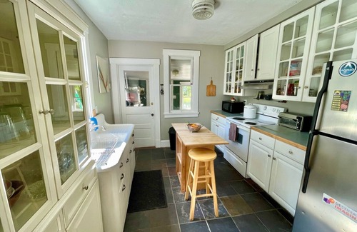 Warm Springs Cottage | Cozy cottage on the hill in the heart of Warm Springs.
