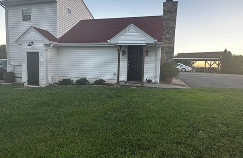 James Madison Cottage | Cozy cottage over seeing a beautiful farm view , A nice little getaway!