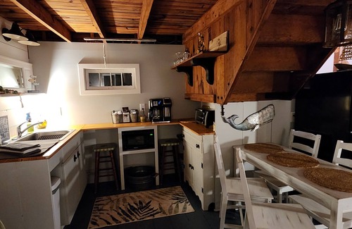 Brant Rock Cottage | Cozy cottage steps to beach sleeps 5 with WiFi, AC in charming Marshfield