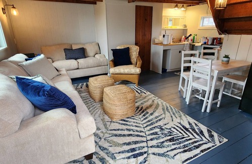 Brant Rock Cottage | Cozy cottage steps to beach sleeps 5 with WiFi, AC in charming Marshfield