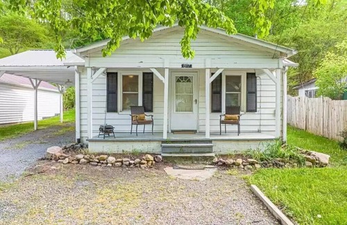 Damascus Cottage | Cozy Cottage to soak up Appalachia's beauty