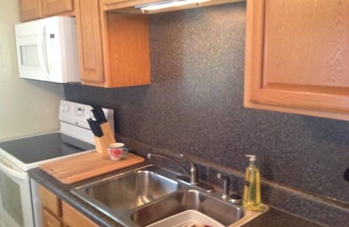 Stoneville House | Cozy Cottage - travelers or contract workers welcome