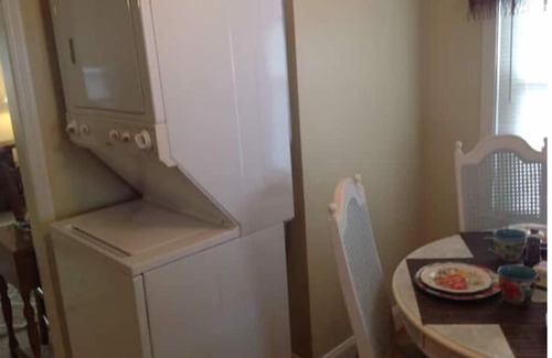 Stoneville House | Cozy Cottage - travelers or contract workers welcome