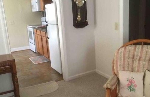 Stoneville House | Cozy Cottage - travelers or contract workers welcome