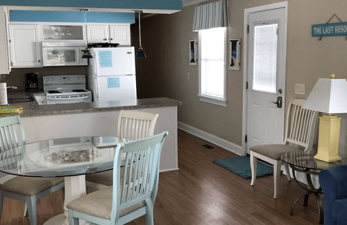 Crescent Beach House | Cozy Cottage with a pool near the Beach! Summer Prices Just Reduced!