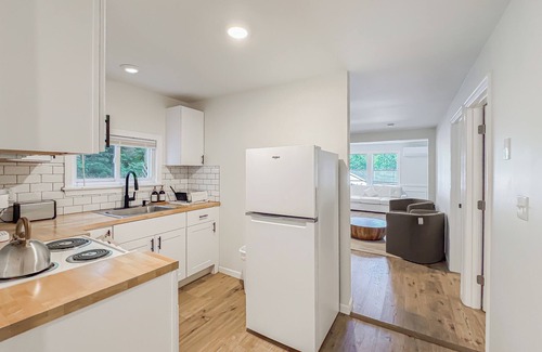 Watertown Cottage | Cozy cottage with AC and lake access in charming Connecticut suburb.