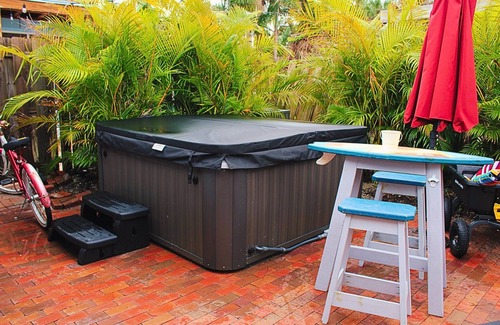 Siesta Key Cottage | Cozy Cottage with Hot Tub