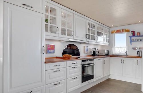Allingabro House | Cozy cottage with large sheltered terrace directly on the sea.