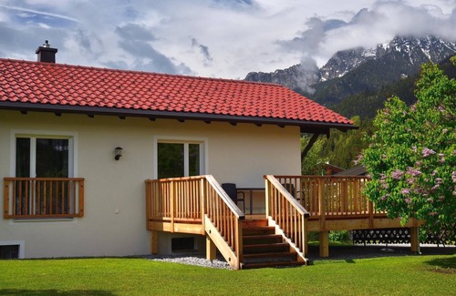 Reutte House | Cozy cottage with large garden, balcony, veranda