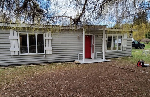 Magna bay Cottage | Cozy cottage with rustic charm, beach across the road