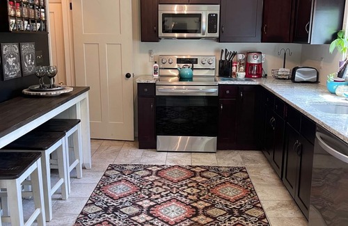 Mattapoisett Center House | Cozy cottage with walking trails, close to beaches and local history!