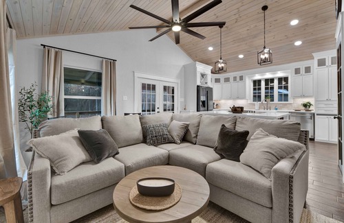 Hull House | Cozy Country Cabin in the Woods