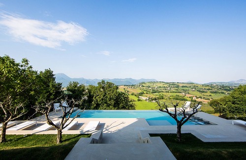 Apiro Villa | Cozy country house with infinity pool and surrounded by sunflowers .