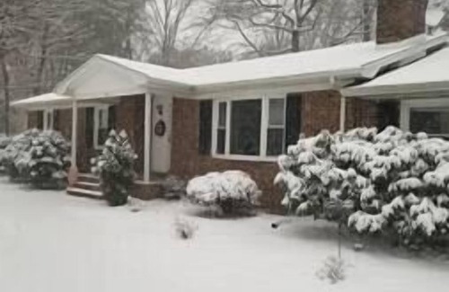 Reidsville House | Cozy Countryside Getaway with Fast Wifi/Hot Tub