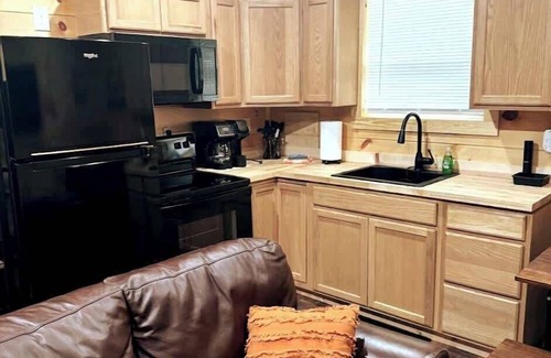 Campton Cabin | Cozy Couples Cabin in Heart of RRG!