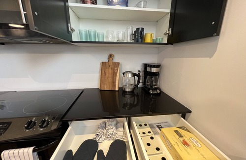 Beamsville Apartment | Cozy Couples Getaway | Walk to Wine Country & Bruce Trail