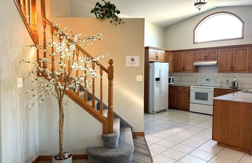 Markerville House | Cozy Cove Retreat | 6BR | 4BA | 2Kit | AC | BBQ