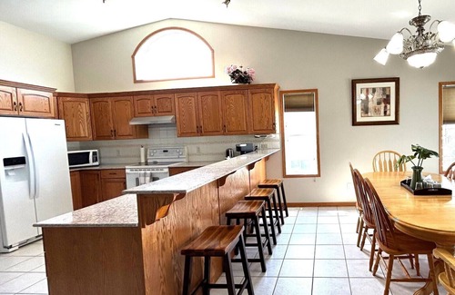 Markerville House | Cozy Cove Retreat | 6BR | 4BA | 2Kit | AC | BBQ