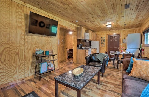 Beattyville Cabin | Cozy Creekside Cabin ~ 24 Mi to Red River!