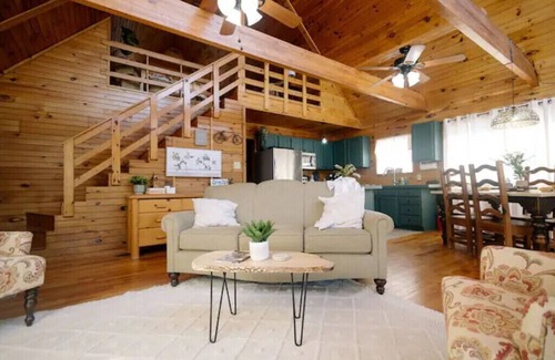 Powell Cabin | Cozy Creekside Cabin - Sleeps 6 - Perfect for campfires & making memories
