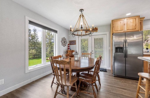 Rimrock House | Cozy Creekside Cabin